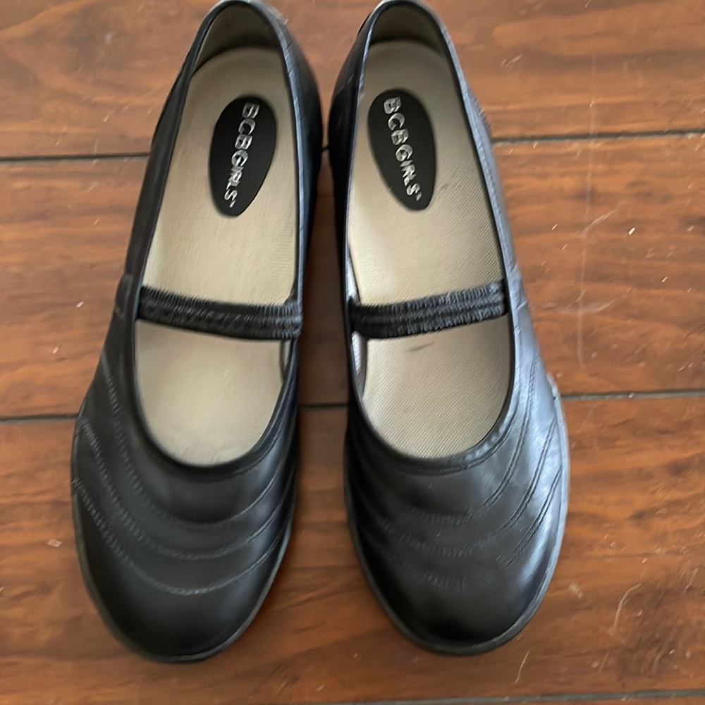 BCBGirls black flat leather shoes ( sz 8)